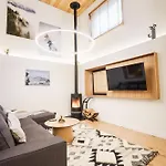 木屋 Charm - Private Mountain Retreat With Sauna, Jacuzzi & Kids Playroom *